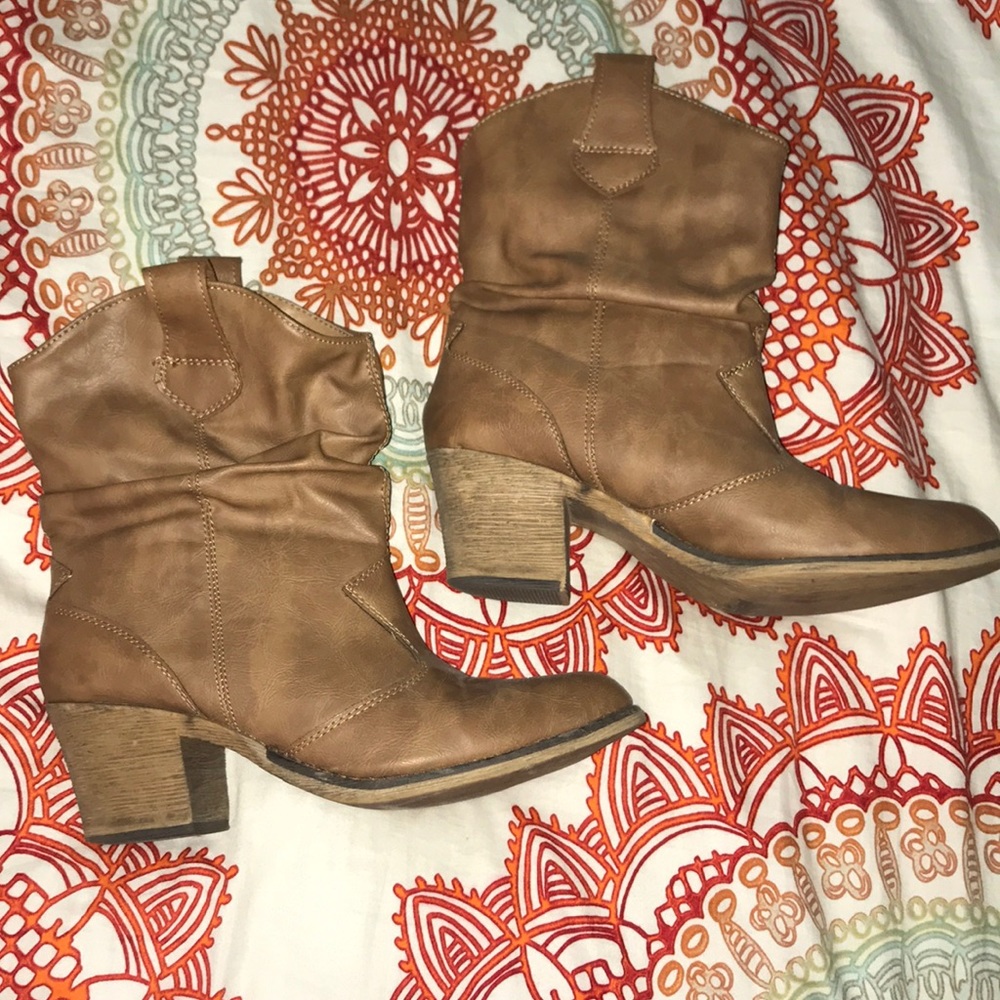 Tan slouch ankle-length cowboy-style boots
